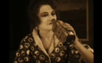 Eve Francis dans le film muet français Fièvre (1921) de Louis Delluc
